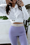 Bluse mit goldenen Verschlüssen und einem Gürtel weiß
