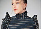 Langes grünes Kleid mit goldenen Streifen
